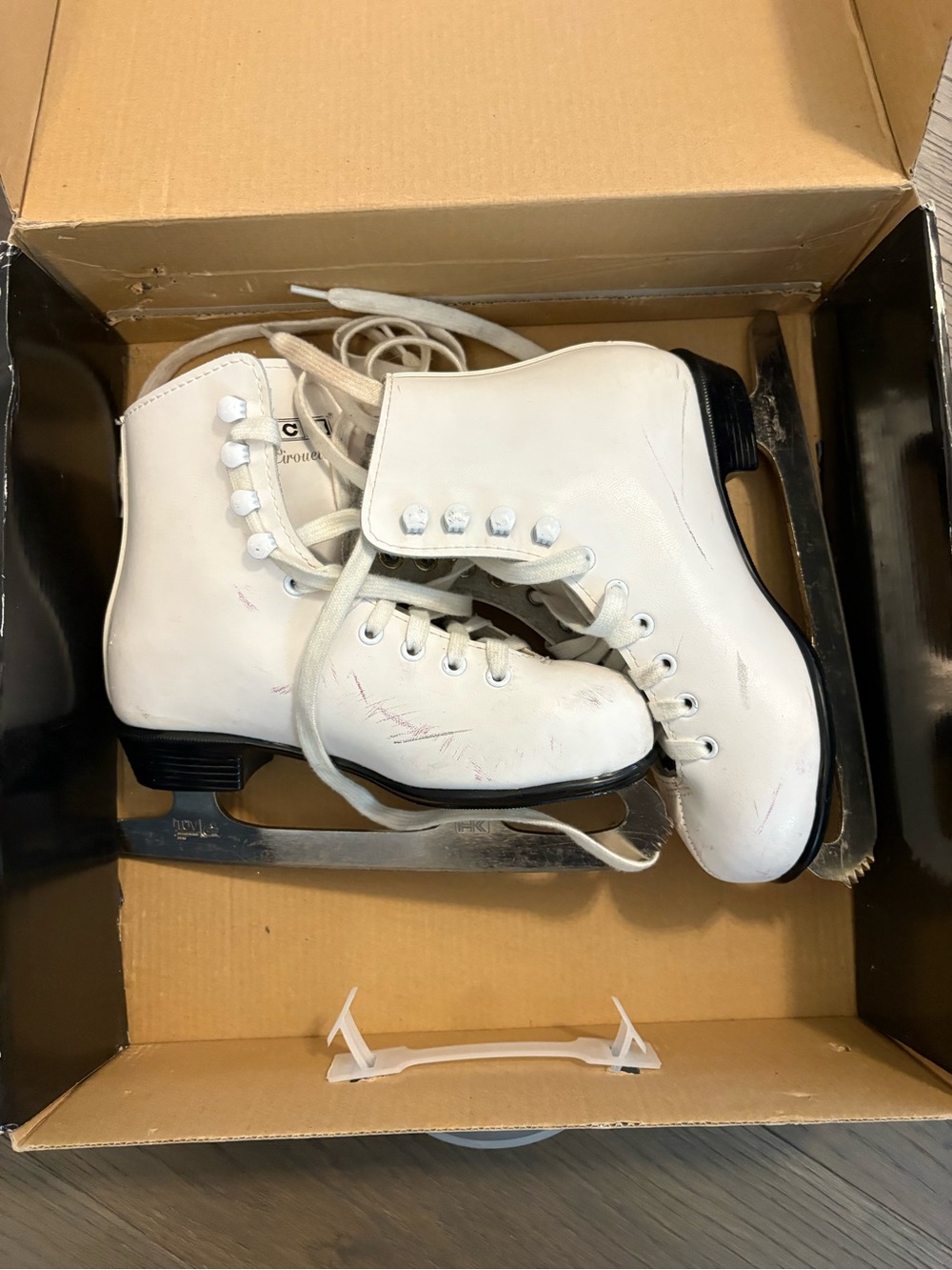 CCM girls white skates sz 2 VGUC
